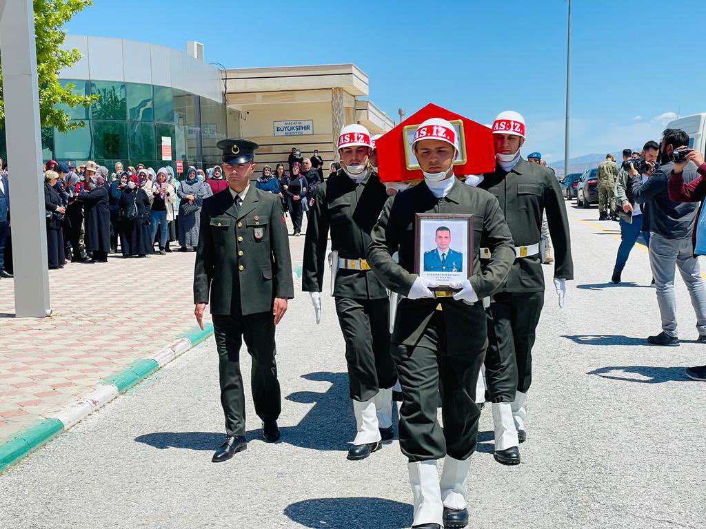 Antalya’nın Kaş ilçesindeki Hava Radar Üs Komutanlığında görevli olan ve silahının ateş alması sonucu hayatını kaybeden Malatyalı Yüzbaşı Muhammet Hakan Erkuş (35), Malatya'da son yolcuğuna uğurlandı. Yüzbaşı Erkuş, Kaş’taki görevinden önce Malatya 7. Ana Jet Üssü ve Yamadağı Radar Üssü’nde görev yapıyordu.