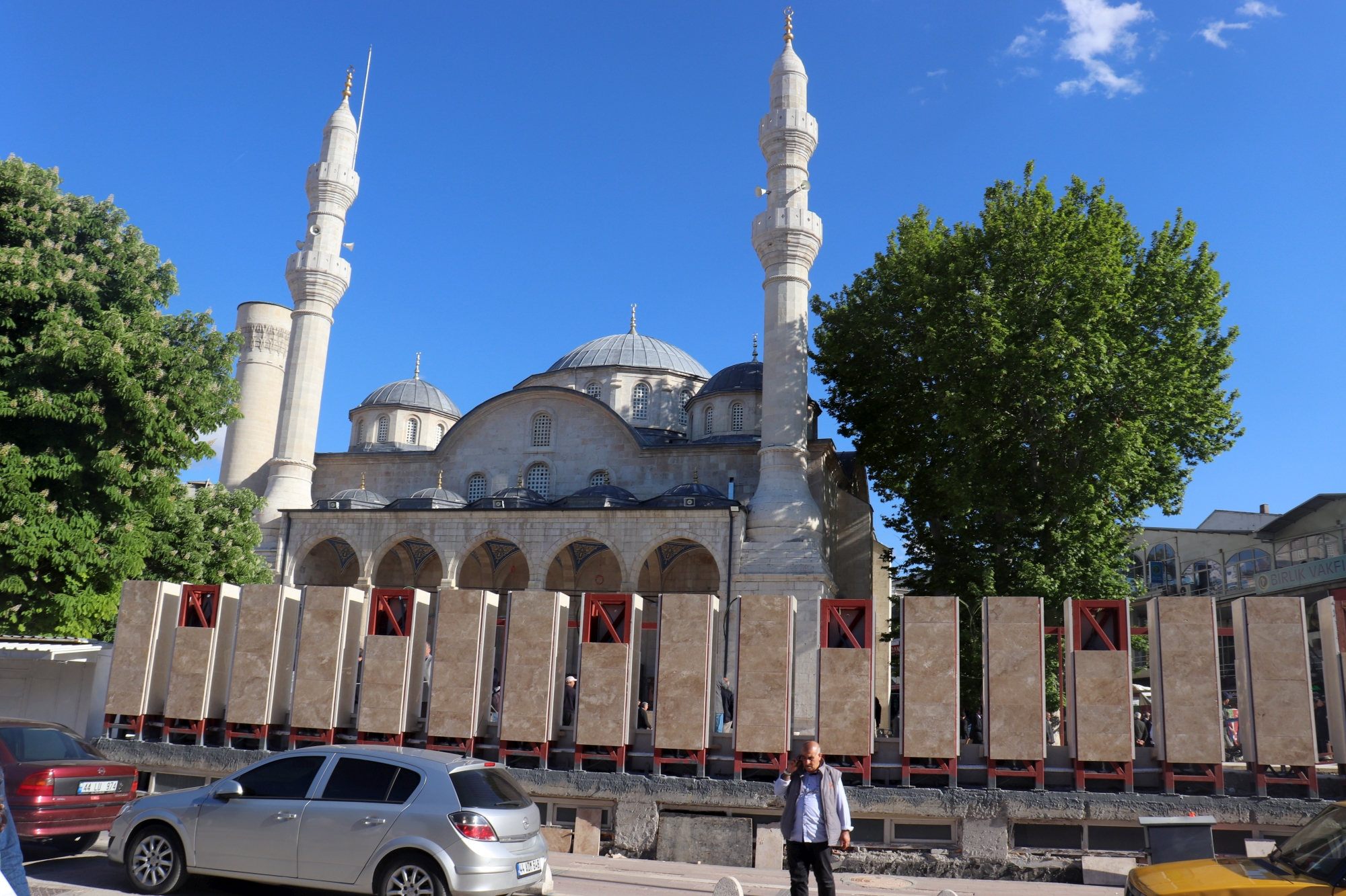 24 Ocak 2020'deki Sivrice merkezli 6.8'lik Elazığ- Malatya depreminden ciddi hasar görerek ibadete kapatılan, yaklaşık 10 ay sonra restorasyon ve onarım çalışmalarına başlanan, geçtğimiz Ramazan ayının başlangıcında da ibadete alınan Yeni Cami'nin  (Teze Cami) avlusunun çevresine yapılan ve caminin görünümünü engellediği gibi, çevre ile bağlantısını koparan 'duvar'a, yapım aşamasında gösterilen tepkilere kulak asılmadı ve duvar tamamlandı. Duvarın yıkılması için Malatya’daki 46 STK temsilcisinin ortak imzası ile basın açıklaması yapıldı.