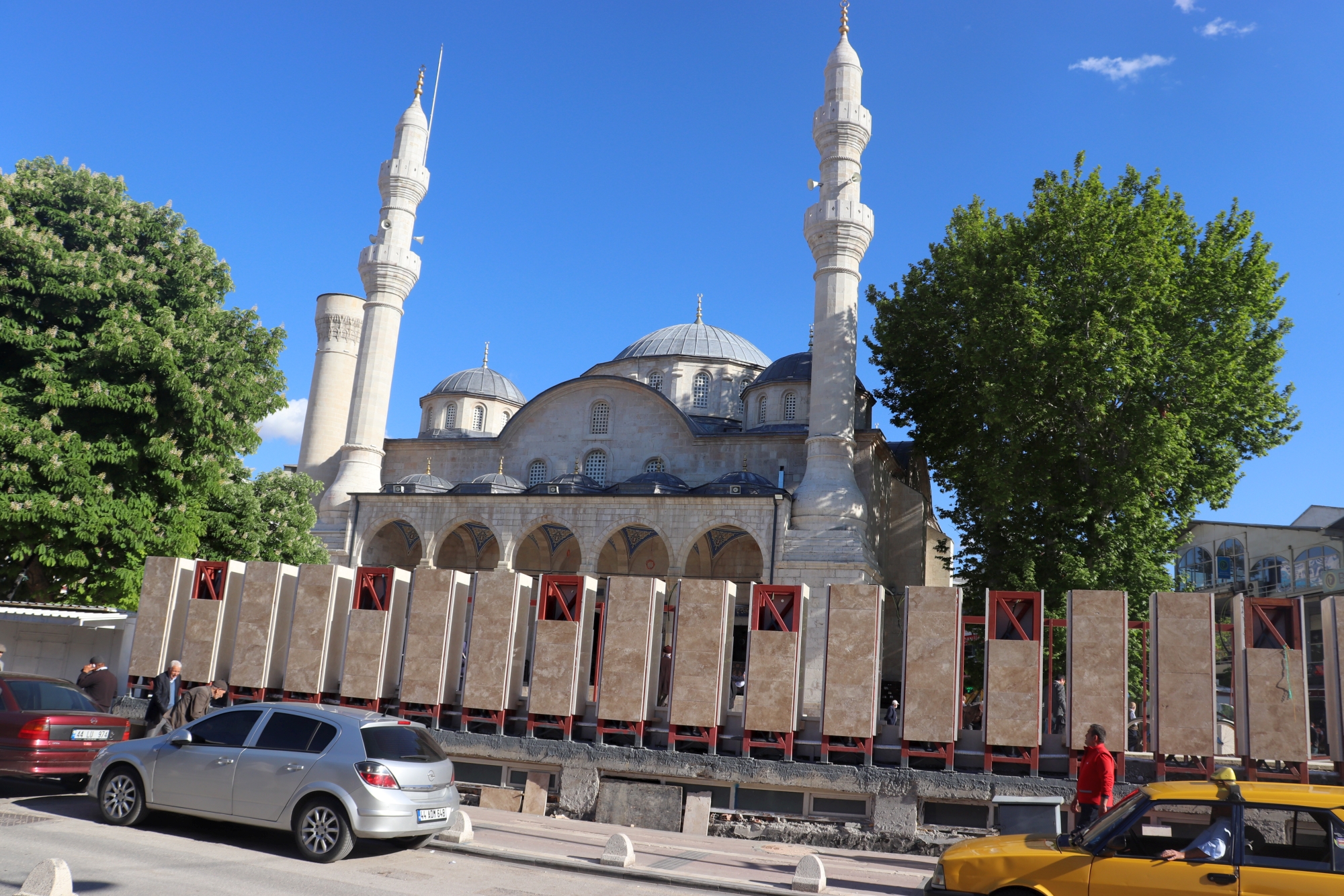 24 Ocak 2020'deki Sivrice merkezli 6.8'lik Elazığ- Malatya depreminden ciddi hasar görerek ibadete kapatılan, yaklaşık 10 ay sonra restorasyon ve onarım çalışmalarına başlanan, geçtğimiz Ramazan ayının başlangıcında da ibadete alınan Yeni Cami'nin  (Teze Cami) avlusunun çevresine yapılan ve caminin görünümünü engellediği gibi, çevre ile bağlantısını koparan 'duvar'a, yapım aşamasında gösterilen tepkilere kulak asılmadı ve duvar tamamlandı. Duvarın yıkılması için Malatya’daki 46 STK temsilcisinin ortak imzası ile basın açıklaması yapıldı.