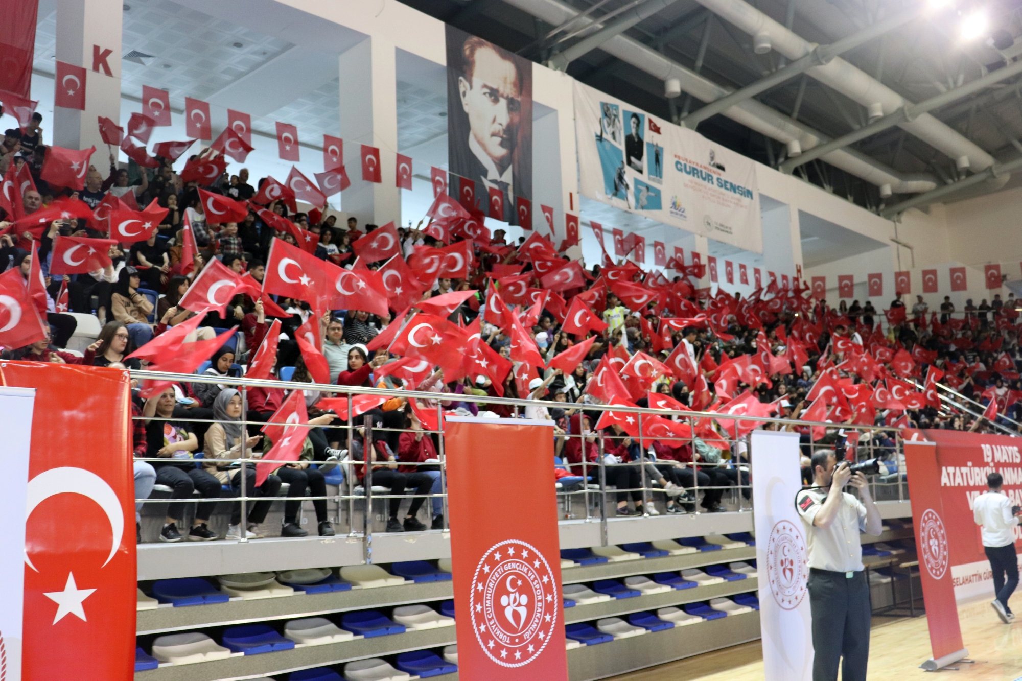 19 Mayıs Atatürk’ü Anma Gençlik ve Spor Bayramı etkinlikleri Merkez Spor Salonunda gerçekleştirilen programlarla kutlandı. 