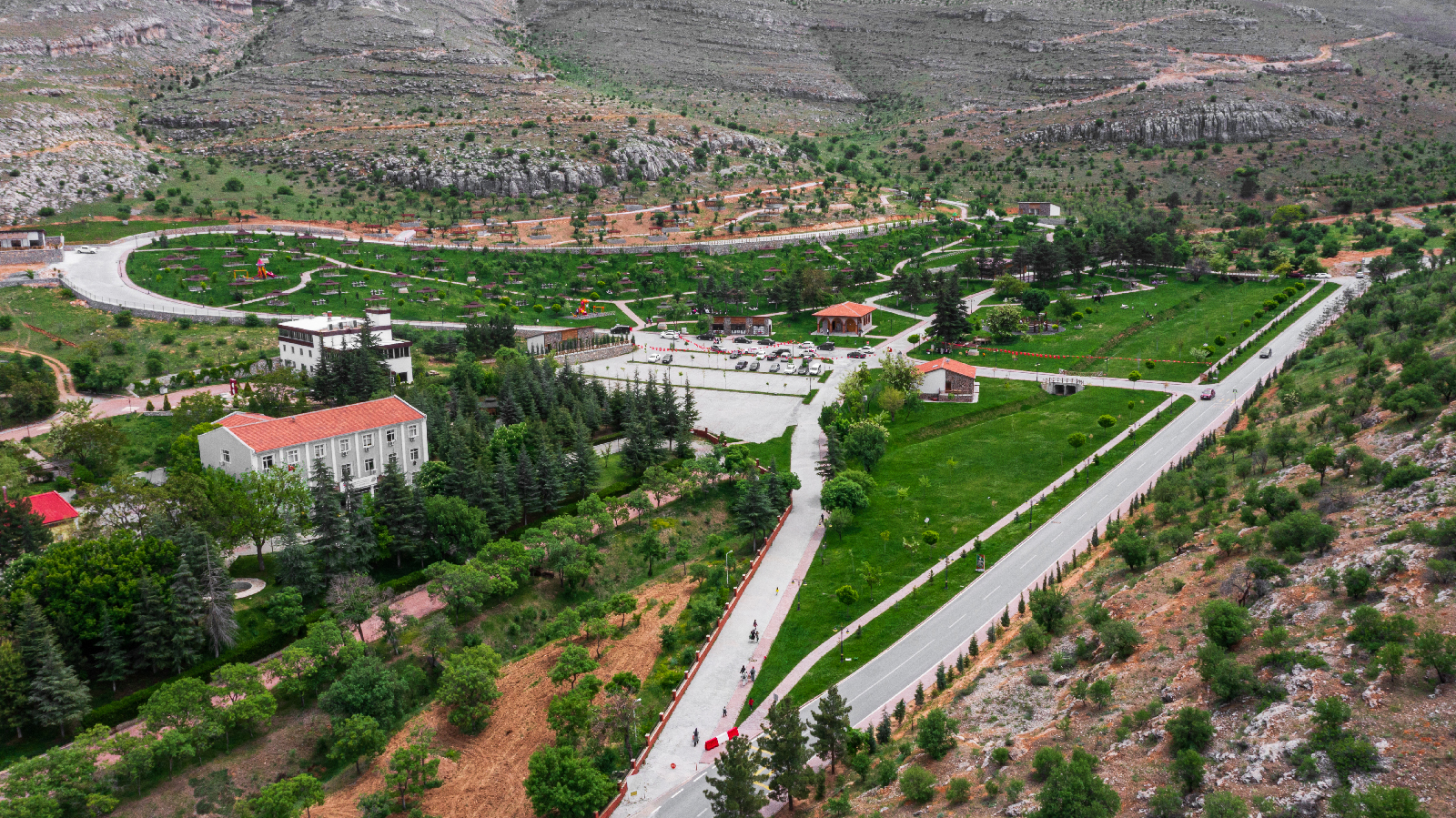 Atatürk Havalimanı Millet Bahçesi Fidan Dikim Töreni’ne katılan Malatya Büyükşehir Belediye Başkanı Selahattin Gürkan, Türkiye’deki yeşil alanların dönüştürülmesinin mimarının Cumhurbaşkanı Recep Tayyip Erdoğan olduğunu belirterek, Malatya’da 4 milyon metrekare yeşil alanın 3 yıl içerisinde kazandırıldığını ifade etti.