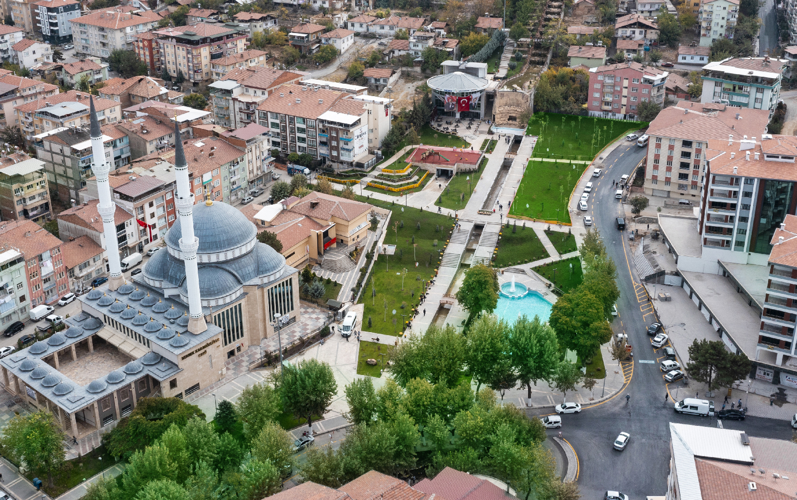 Atatürk Havalimanı Millet Bahçesi Fidan Dikim Töreni’ne katılan Malatya Büyükşehir Belediye Başkanı Selahattin Gürkan, Türkiye’deki yeşil alanların dönüştürülmesinin mimarının Cumhurbaşkanı Recep Tayyip Erdoğan olduğunu belirterek, Malatya’da 4 milyon metrekare yeşil alanın 3 yıl içerisinde kazandırıldığını ifade etti.