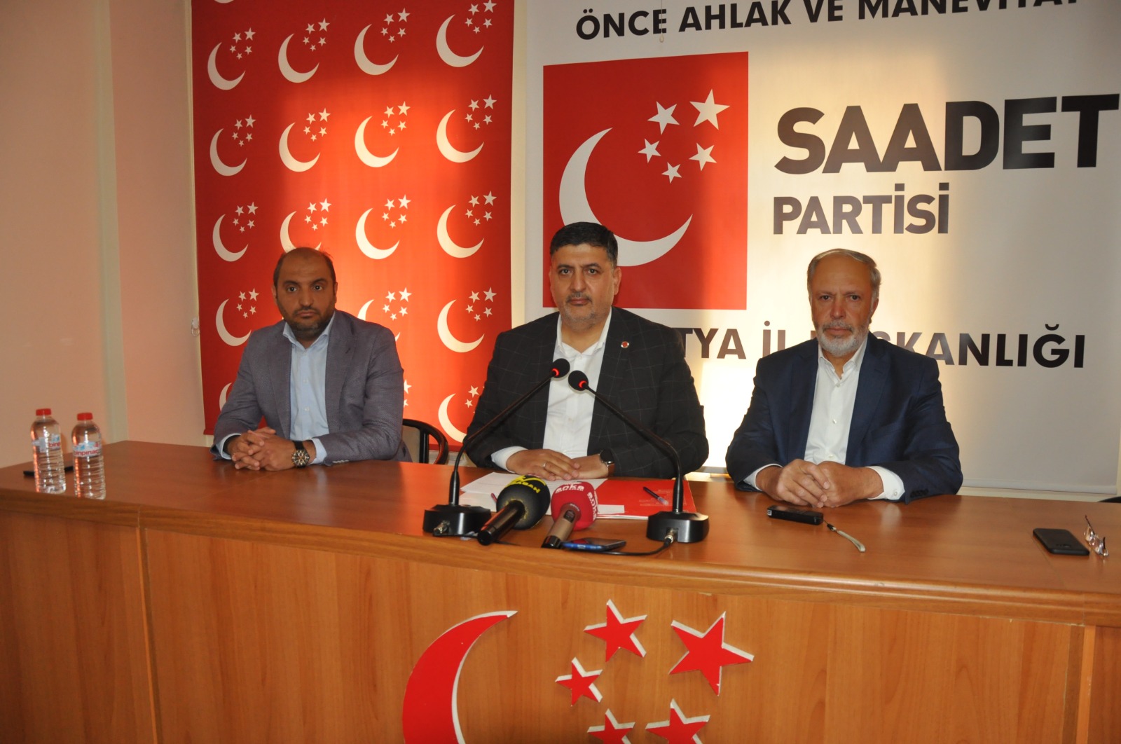 Saadet Partisi Malatya İl Başkanı Mustafa Canbay, hükümeti eleştirerek, “Çay ve şeker artık lüks olmaya başladı. Son bir ayda çay fiyatları neredeyse iki katına çıktı. Ve bu halde bile ÇAYKUR olarak hala zarar edeceksiniz. 3 tane fabrikası olan yabancı menşeli şirket yılda 3 milyar kar açıklayacak, 41 fabrikası olan ÇAYKUR her yıl 200-300 milyon zarar açıklayacak Kendinize gelin her yerde biz Erbakan hocanın talebeleriyiz derken yaptıklarınızla hocamızın kemiklerini sızlattınız.” dedi.