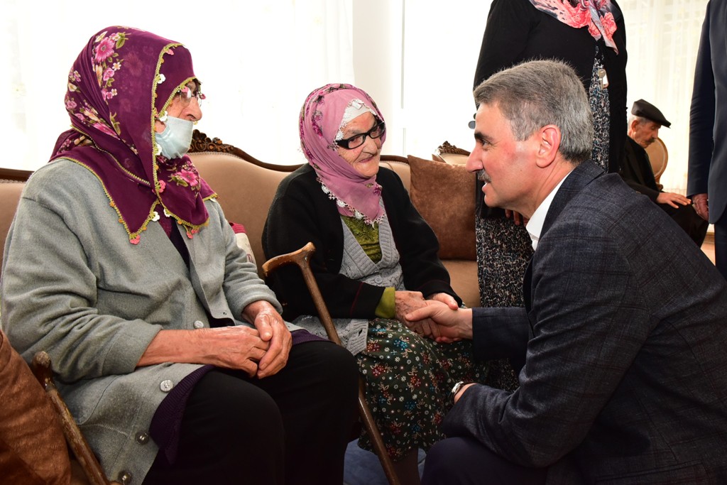 Vali Aydın Baruş Ramazan Bayramı dolayısıyla Huzur evini, çocuk evlerini ve Şehit Ailelerini ziyaret ederek bayramlarını kutladı.