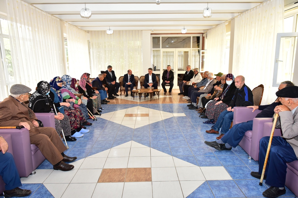 Vali Aydın Baruş Ramazan Bayramı dolayısıyla Huzur evini, çocuk evlerini ve Şehit Ailelerini ziyaret ederek bayramlarını kutladı.