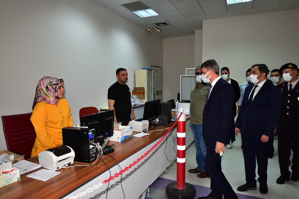 Vali Aydın Baru, Ramazan Bayarım nedeniyle mesai yapan sağlıkçılar, polis ve jandarma personelini görevleri başında ziyaret ederek, bayramlarını tebrik etti.