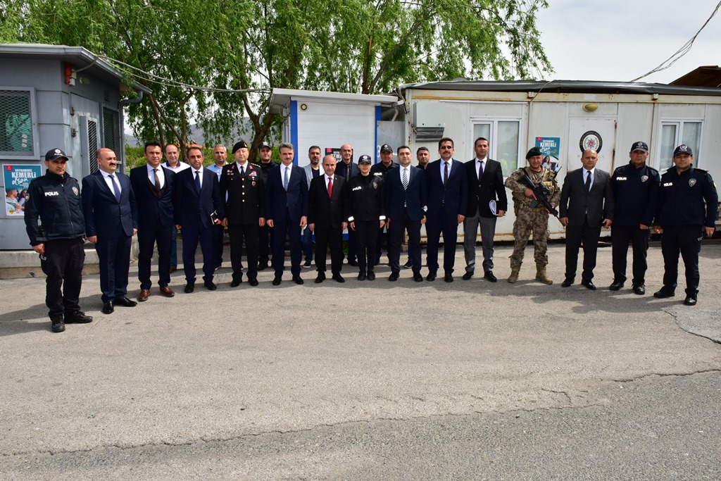 Vali Aydın Baru, Ramazan Bayarım nedeniyle mesai yapan sağlıkçılar, polis ve jandarma personelini görevleri başında ziyaret ederek, bayramlarını tebrik etti.