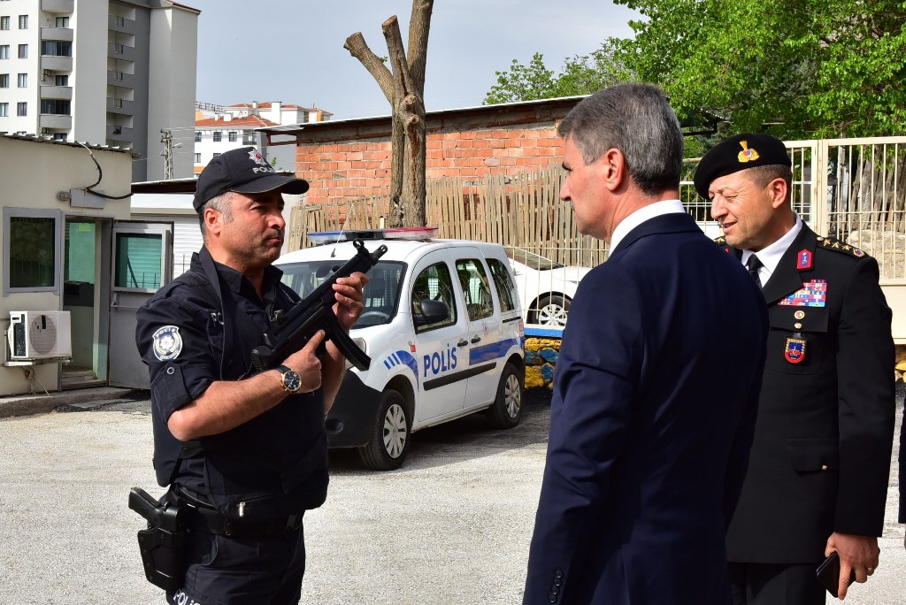 Vali Aydın Baru, Ramazan Bayarım nedeniyle mesai yapan sağlıkçılar, polis ve jandarma personelini görevleri başında ziyaret ederek, bayramlarını tebrik etti.