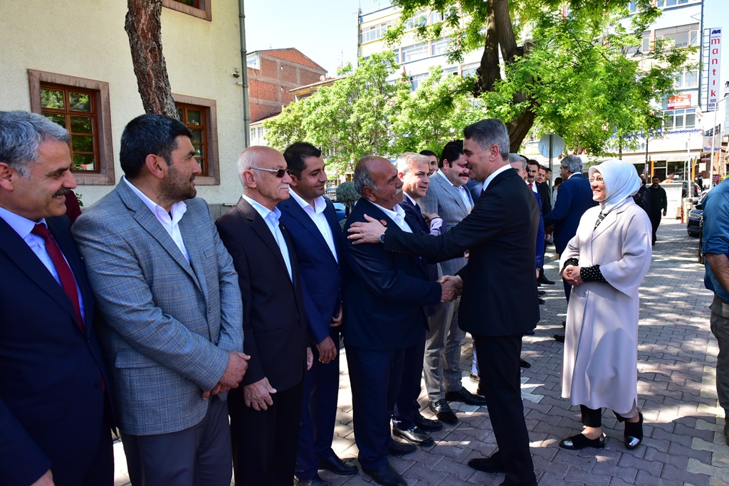 Valiler Kararnamesi ile Isparta Valiliğine atanan Vali Aydın Baruş, Malatya Valiliği önünde düzenlenen törenle 3.5 yıl görev yaptığı Malatya’dan uğurlandı.