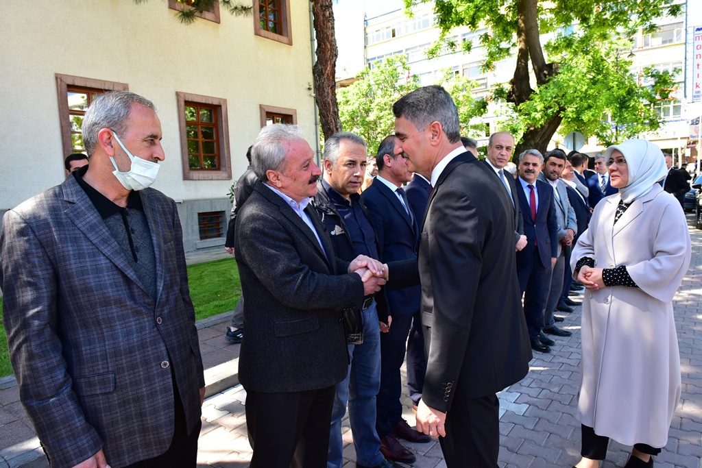 Valiler Kararnamesi ile Isparta Valiliğine atanan Vali Aydın Baruş, Malatya Valiliği önünde düzenlenen törenle 3.5 yıl görev yaptığı Malatya’dan uğurlandı.