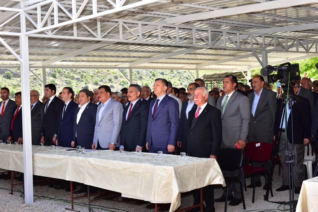 Malatya'nın Kırlangıç Mahallesinde evinin ve yanı başındaki türbesinin bulunduğu alanda, Hüseyin Doğan Dede anma töreni düzenlendi.