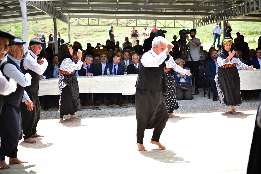 Malatya'nın Kırlangıç Mahallesinde evinin ve yanı başındaki türbesinin bulunduğu alanda, Hüseyin Doğan Dede anma töreni düzenlendi.