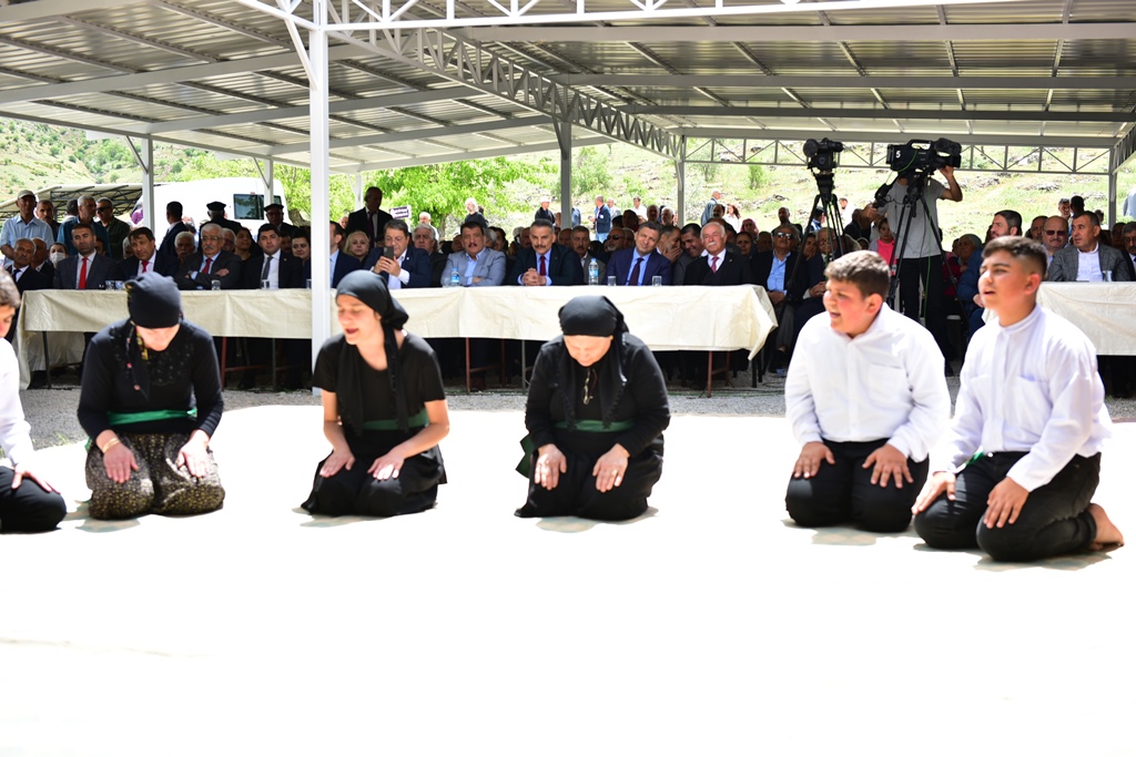 Malatya'nın Kırlangıç Mahallesinde evinin ve yanı başındaki türbesinin bulunduğu alanda, Hüseyin Doğan Dede anma töreni düzenlendi.