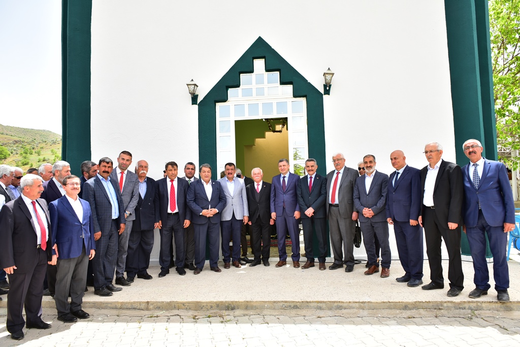 Malatya'nın Kırlangıç Mahallesinde evinin ve yanı başındaki türbesinin bulunduğu alanda, Hüseyin Doğan Dede anma töreni düzenlendi.