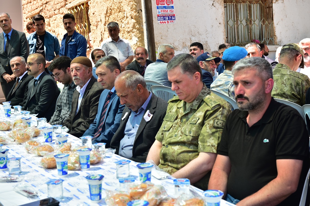 Kuzey Irak’ta teröristlere yönelik düzenlenen Pençe-Kilit Operasyonunda 4 silah arkadaşı ile birlikte şehit olan Piyade Sözleşmeli Er Celal Tekedereli için mevlit okutuldu.