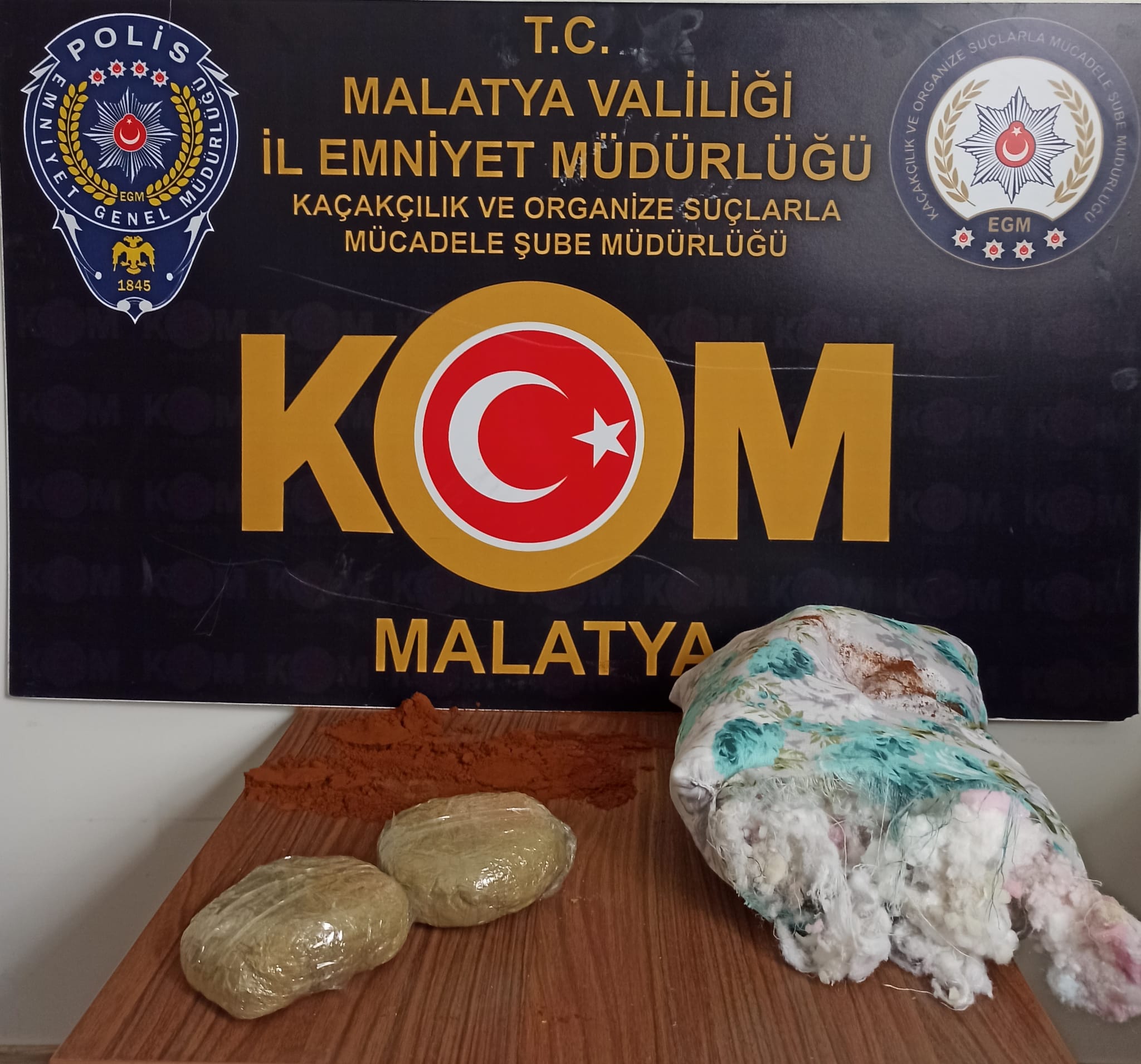 Malatya İl Emniyet Müdürlüğü Kaçakçılık ve Organize Suçlarla Mücadele Şubesi ekiplerince yolcu otobüsünde yapılan aramada 500 gram toz esrar gele geçirildi.