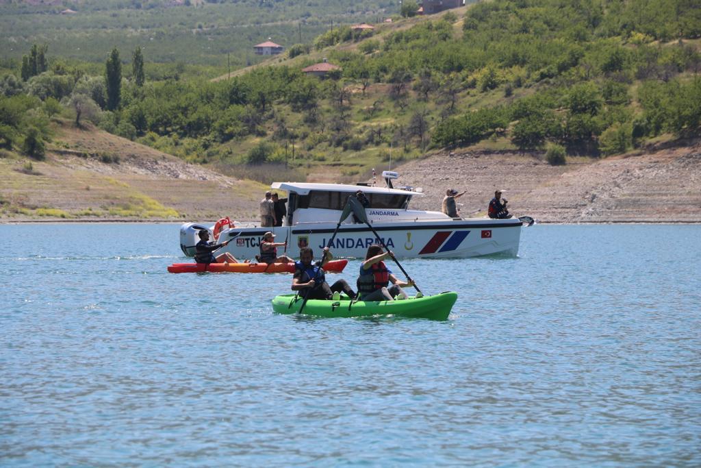 Kale ilçesinde Karakaya Baraj Gölü’nde kano ve kürek eğitimi alan öğrencilere Jandarma Bot Tim Komutanlığınca güvenlik desteği sağlandı.