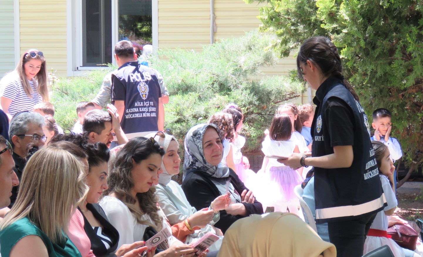 Malatya İl Emniyet Müdürlüğü Asayiş Şube Müdürlüğü görevlilerince KADES uygulaması ve “6284 sayılı Ailenin Korunması Ve Kadına Karşı Şiddetin Önlenmesine Dair Kanun” hakkında bilgilendirme faaliyetlerine devam ediyor.