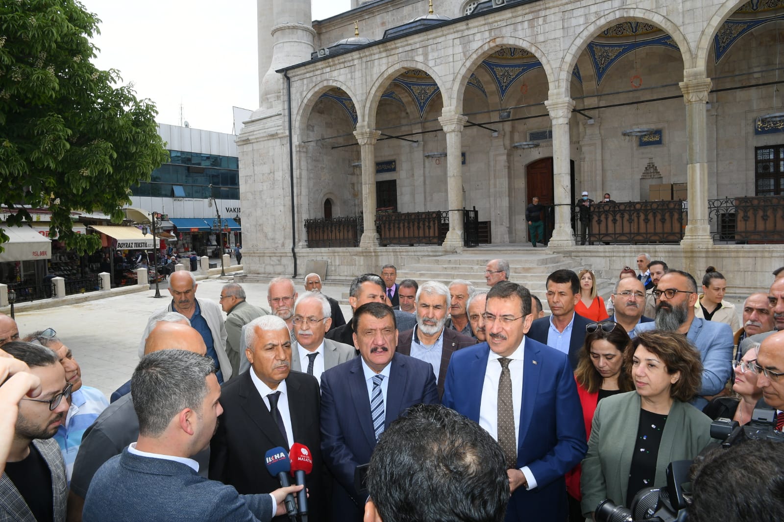 Malatya Büyükşehir Belediye Başkanı Selahattin Gürkan ile birlikte AK Parti MKYK Üyesi ve Malatya Milletvekili Bülent Tüfenkci, 24 Ocak 2020’deki Sivrice merkezli depremin ardından hasar gören ve restorasyonu yapılan Yeni Cami’nin (Teze Cami) görünümüne engel olan yapılarının bulunduğu alanda son gelişmelerle ilgili açıklamalarda bulundu.