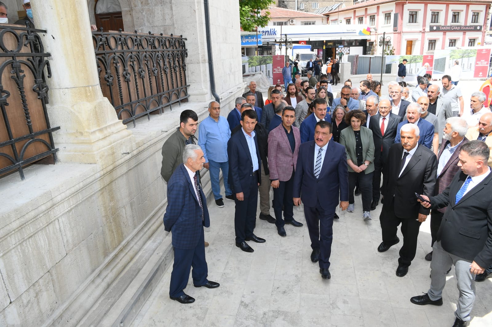 Malatya Büyükşehir Belediye Başkanı Selahattin Gürkan ile birlikte AK Parti MKYK Üyesi ve Malatya Milletvekili Bülent Tüfenkci, 24 Ocak 2020’deki Sivrice merkezli depremin ardından hasar gören ve restorasyonu yapılan Yeni Cami’nin (Teze Cami) görünümüne engel olan yapılarının bulunduğu alanda son gelişmelerle ilgili açıklamalarda bulundu.