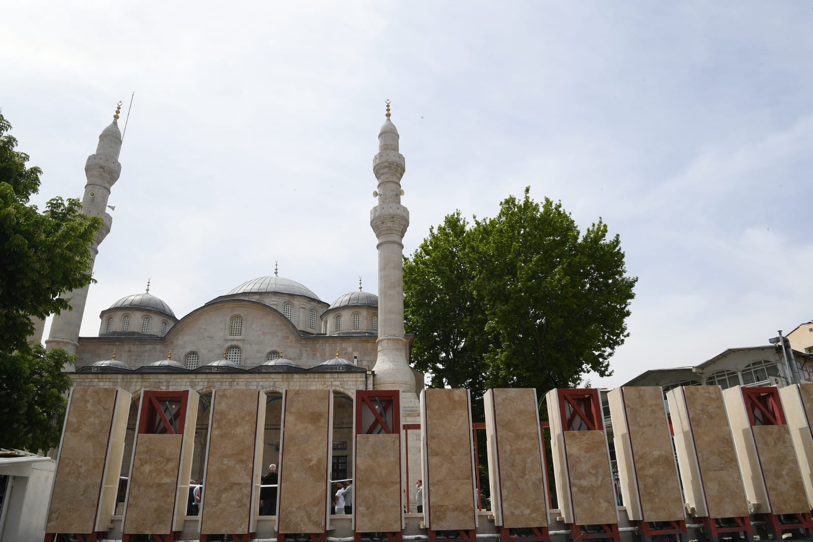 Malatya Büyükşehir Belediye Başkanı Selahattin Gürkan ile birlikte AK Parti MKYK Üyesi ve Malatya Milletvekili Bülent Tüfenkci, 24 Ocak 2020’deki Sivrice merkezli depremin ardından hasar gören ve restorasyonu yapılan Yeni Cami’nin (Teze Cami) görünümüne engel olan yapılarının bulunduğu alanda son gelişmelerle ilgili açıklamalarda bulundu.