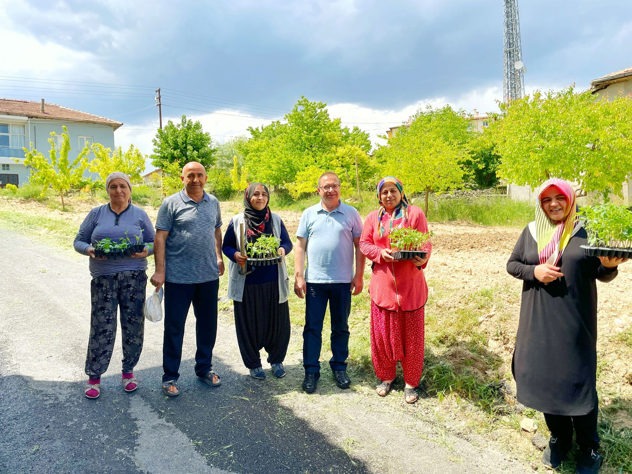 Akçadağ Belediyesi tarafından kırsal kesimde üretimin arttırılması amacıyla ilçe genelinde çiftçilere 100 bin adet sebze fidesi dağıtımı gerçekleştirildi.