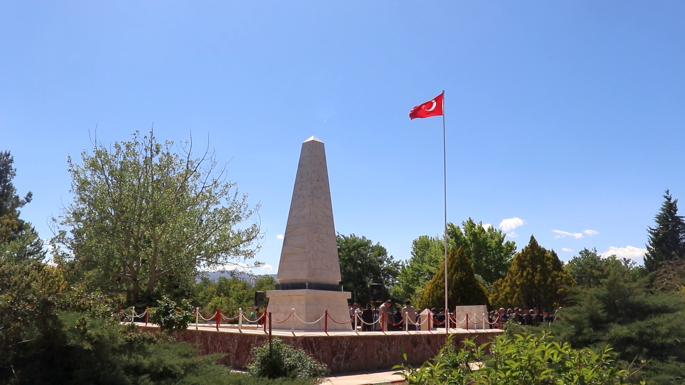 21 yıl önce, Kuzey Irak’tan dönmekte olan Özel Kuvvetler Komutanlığına bağlı personeli taşıyan CASA tipi nakliye uçağının Malatya’da düşmesi sonucu şehit düşen Özel Kuvvetler mensubu 34 şehit, şahadetlerinin yıldönümünde anıldılar.