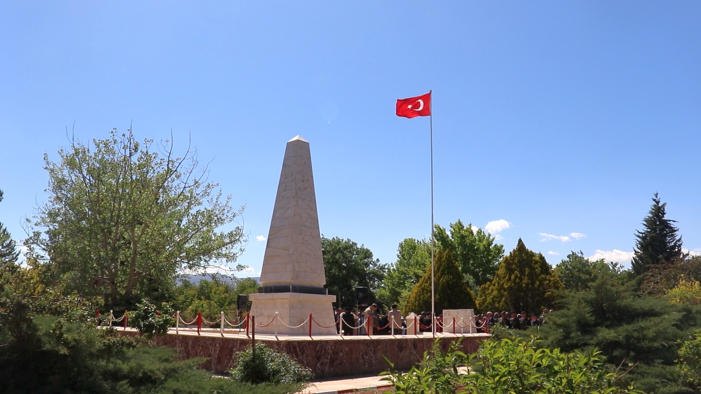 21 yıl önce, Kuzey Irak’tan dönmekte olan Özel Kuvvetler Komutanlığına bağlı personeli taşıyan CASA tipi nakliye uçağının Malatya’da düşmesi sonucu şehit düşen Özel Kuvvetler mensubu 34 şehit, şahadetlerinin yıldönümünde anıldılar.