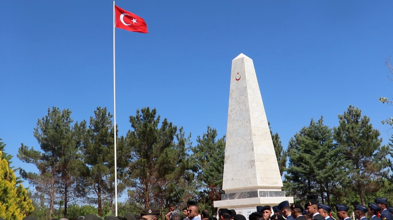 21 yıl önce, Kuzey Irak’tan dönmekte olan Özel Kuvvetler Komutanlığına bağlı personeli taşıyan CASA tipi nakliye uçağının Malatya’da düşmesi sonucu şehit düşen Özel Kuvvetler mensubu 34 şehit, şahadetlerinin yıldönümünde anıldılar.