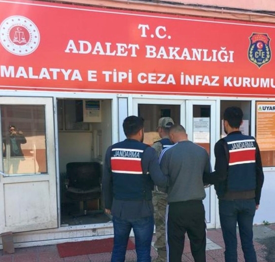 Malatya’da toplam 14 yıl 8 ay hapis cezası bulunan firari şahıs jandarma ekiplerince yakalanarak cezaevine teslim edildi.