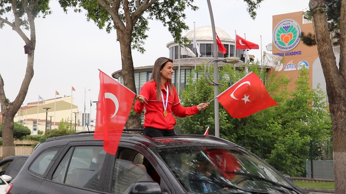 Dünya Kadınlar Boks Şampiyonasında 54 kilo finalinde Rumen rakibi Lacramioara Perijoc'u mağlup ederek dünya şampiyonu olarak altın madalya kazanan Hatice Akbaş, memleketi Malatya’da coşkuyla karşılandı. Davul zurnayla karşılanan başarılı sporcu, 12 yıllık hayalini gerçekleştirdiğini sırada olimpiyatta altın madalya hedefinin olduğunu söyledi.