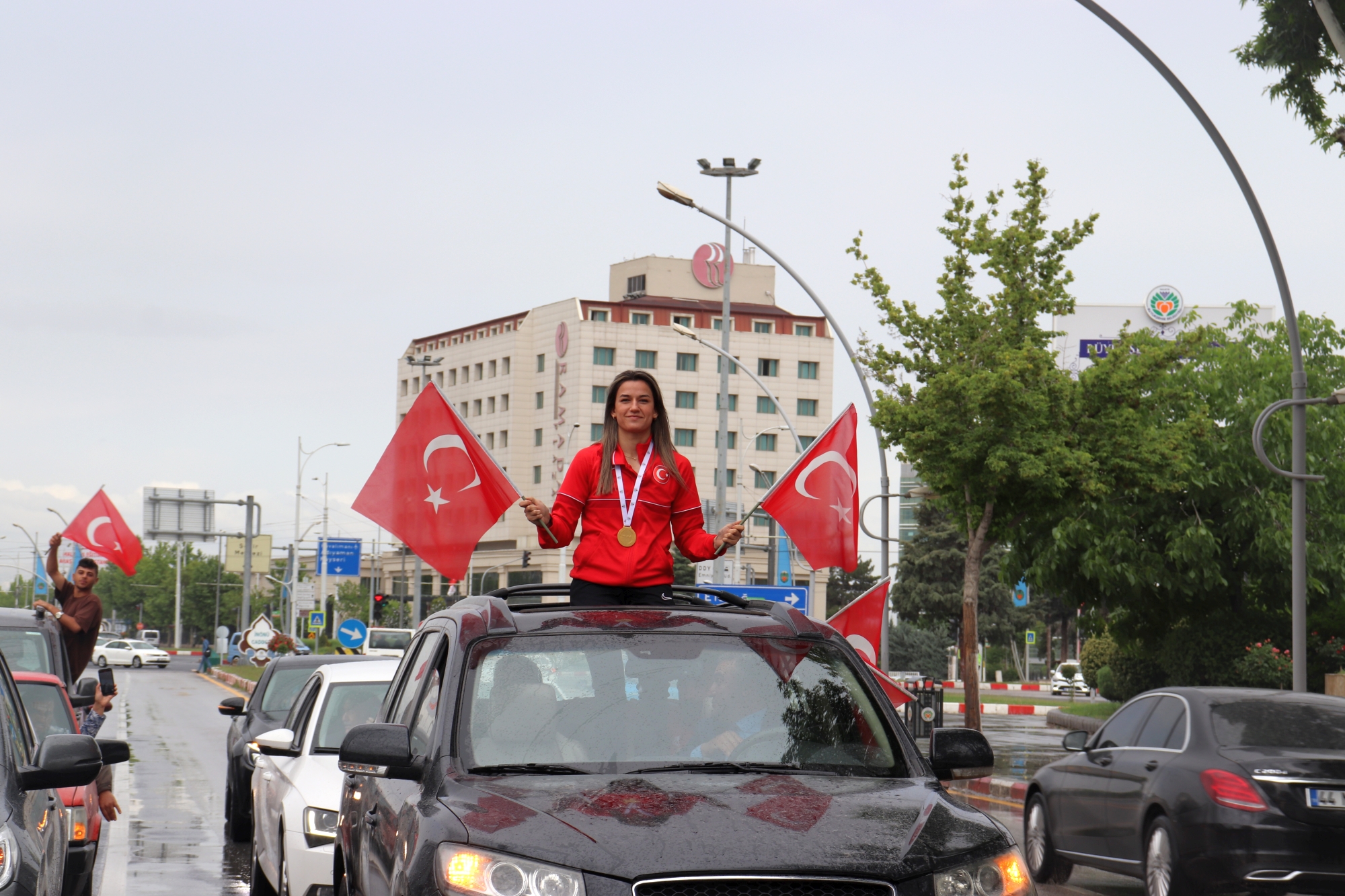 Dünya Kadınlar Boks Şampiyonasında 54 kilo finalinde Rumen rakibi Lacramioara Perijoc'u mağlup ederek dünya şampiyonu olarak altın madalya kazanan Hatice Akbaş, memleketi Malatya’da coşkuyla karşılandı. Davul zurnayla karşılanan başarılı sporcu, 12 yıllık hayalini gerçekleştirdiğini sırada olimpiyatta altın madalya hedefinin olduğunu söyledi.