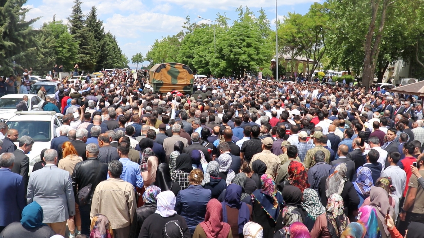 Irak’ın Kuzey’inde yürütülen Pençe-Kilit Operasyonu bölgesinde, PKK'lı teröristlerle çıkan çatışmada 5 askerden biri olan 25 yaşındaki Piyade Sözleşmeli Er Celal Tekedereli memleketi Malatya’da son yolculuğuna uğurlandı.