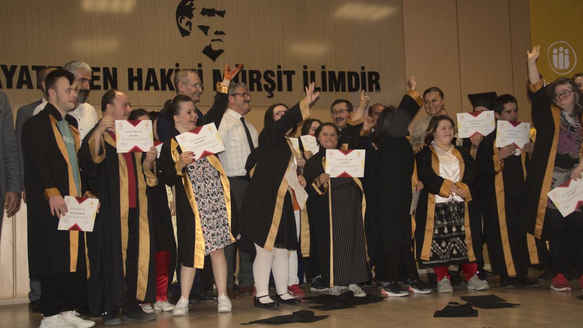 İnönü Üniversitesi ile Aile ve Sosyal Hizmetler İl Müdürlüğü tarafından düzenlenen program ile bir haftalık üniversite eğitimlerini tamamlayan down sendromlu bireyler, kep fırlatarak mezuniyet heyecanı yaşadı.