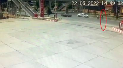 Kazada ölen genç kıza otomobilin çarpma anı kamerada