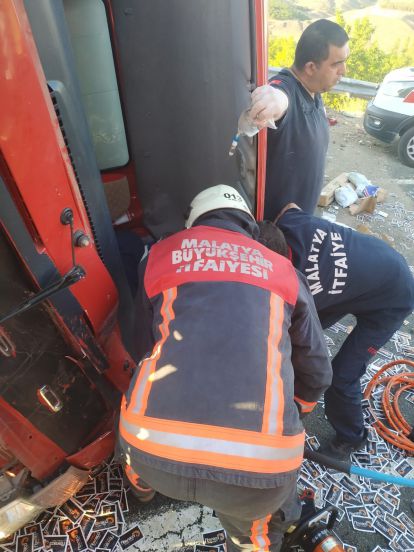 Yolcu otobüsü kamyona çarptı: 17 yaralı