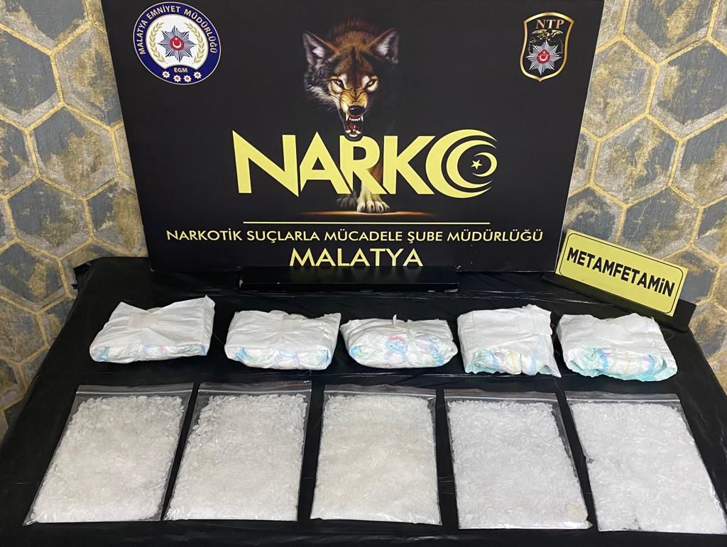 Malatya Emniyet Narkotik Suçlarla Mücadele Şube ekiplerince narkotik madde imalatı, kaçakçılığı, ticareti ve kullanımının engellenmesine yönelik yaptığı çok yönlü çalışmalar kapsamında 745.90 gram Metamfetamin ile 11 kilo 800 gram esrar maddesi ele geçirildi.