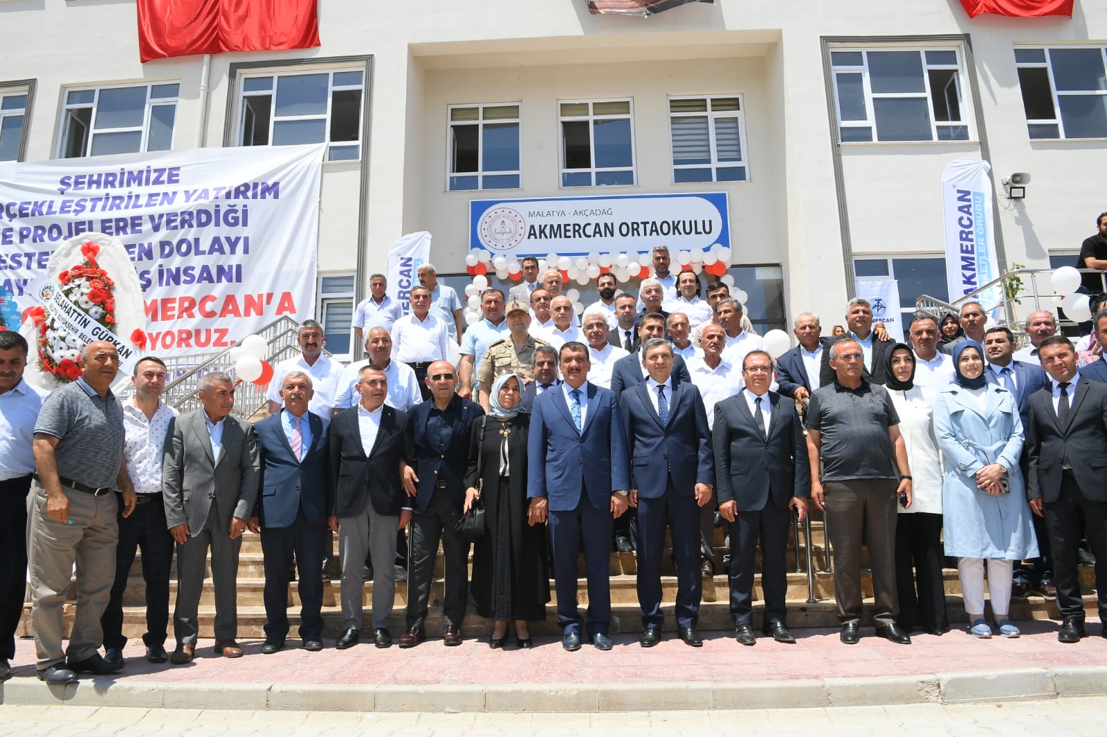 İş İnsanı Gazi Akmercan tarafından, Akçadağ’da yapılan Akmercan Ortaokulu’nun açılışı düzenlenen törenle yapıldı. Törene Vali Hulusi Şahin, Malatya Büyükşehir Belediye Başkanı Selahattin Gürkan ve kalabalık bir topluluk katıldı. 