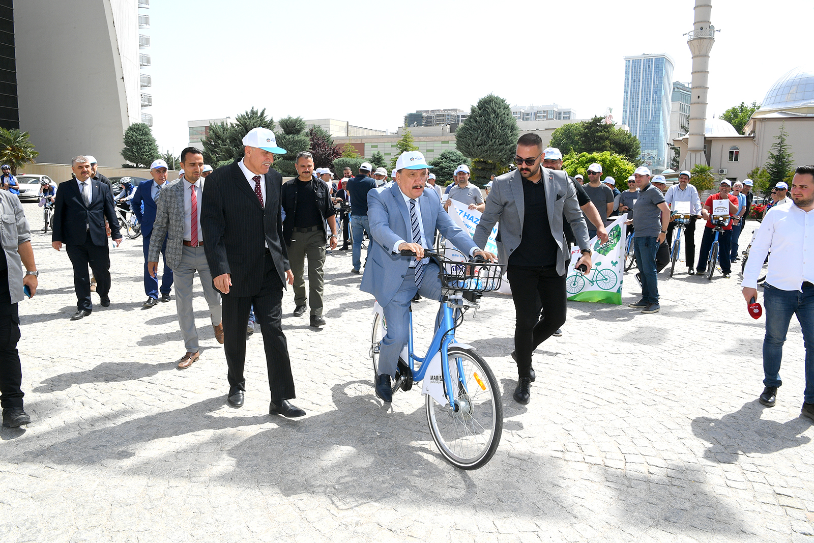 Çevre Haftası nedeniyle Malatya Valiliği, Malatya Büyükşehir Belediyesi ve Çevre Şehircilik ve İklim Değişikliği İl Müdürlüğü tarafından organize edilen, bisikletin günlük hayattaki kullanımını yaygınlaştırmak, çevre dostu ulaşım alanında farkındalık oluşturmak amacıyla “Çevre Dostu Bir Yaşam” için bisiklet turu etkinliği gerçekleştirildi.