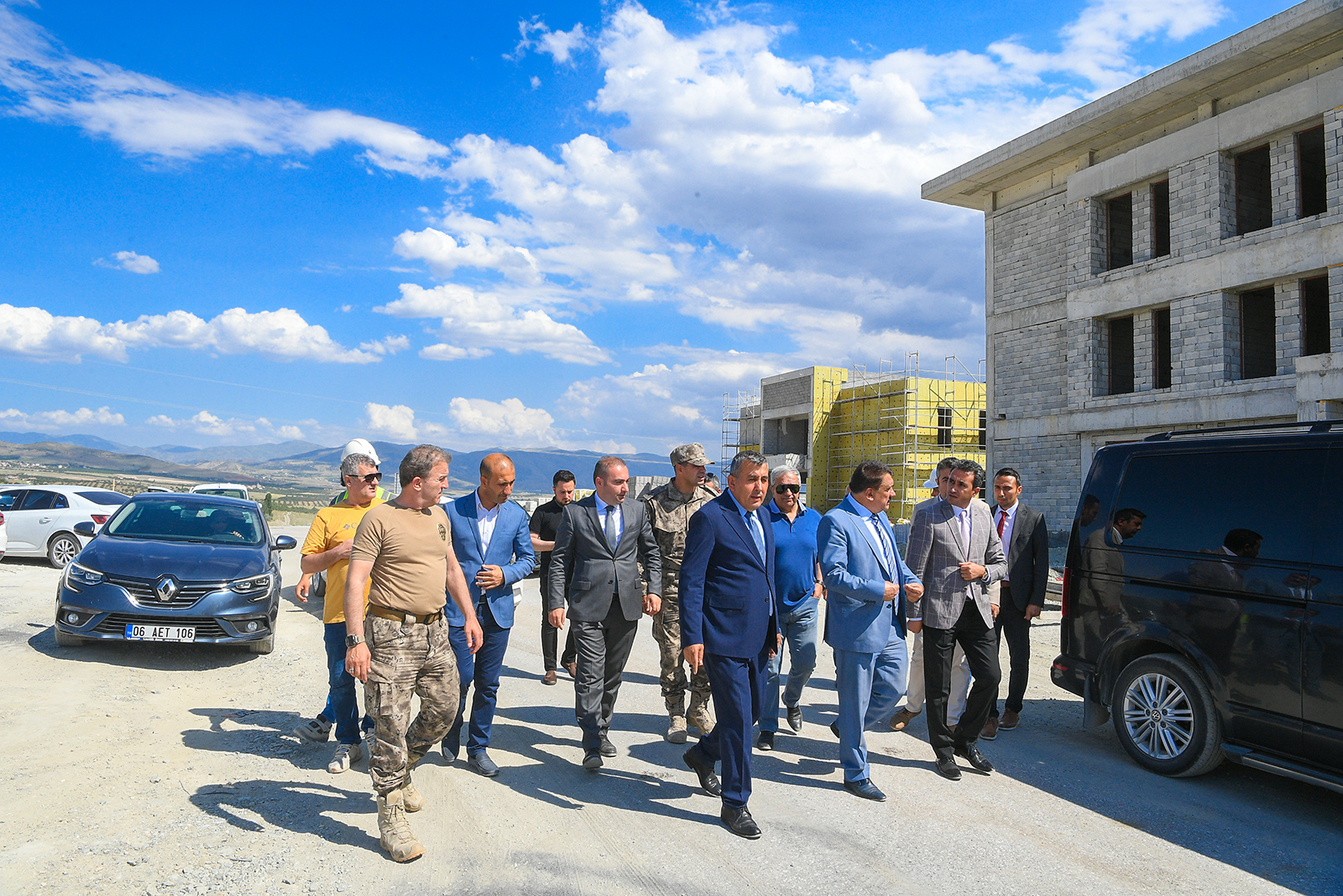 Özel Harekât Bölge Müdürlüğünün yapılacağı alanda Özel Harekât Bölge Müdürü Şenol Özoğul ile birlikte incelemelerde bulunan Malatya Büyükşehir Belediye Başkanı Selahattin Gürkan, yapılan çalışmalarla ilgili yetkililerden bilgiler aldı.