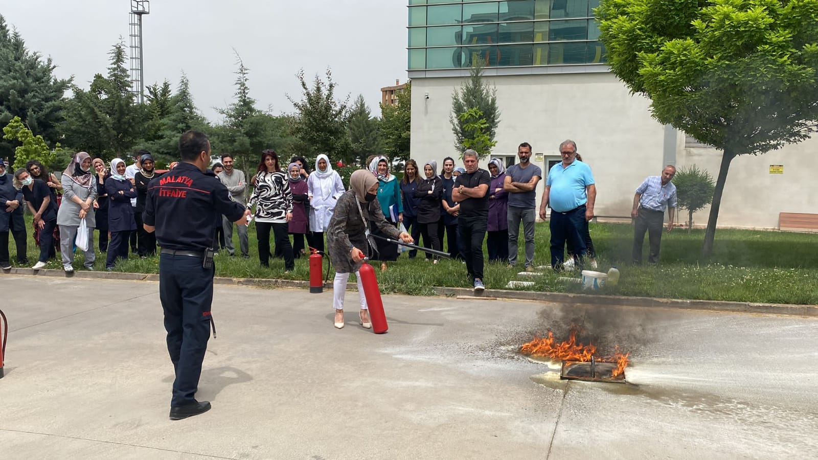 Malatya Büyükşehir Belediyesi İtfaiye Dairesi Başkanlığı tarafından devam eden hizmetiçi eğitimleri kapsamında Fırat Elektrik Dağıtım A.Ş personelleri ile Malatya Eğitim ve Araştırma Hastanesi çalışanlarına yönelik afetlere hazırlık eğitim programı düzenlendi.