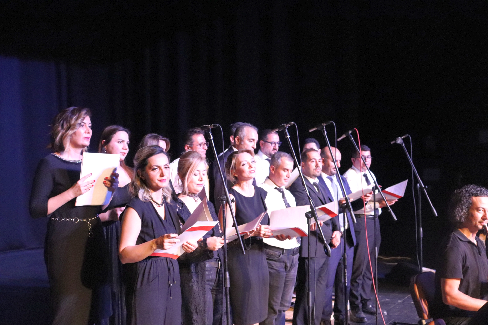 -Malatya’da 10 aylık SMA Hastası Eliz Lina için başlatılan resmi kampanyaya  Malatya Özel Gözde Hastanesinde görev yapan doktorlarda tüm geliri çocuğa harcanmak üzere düzenlenen konserde sahne alarak türkü söylediler