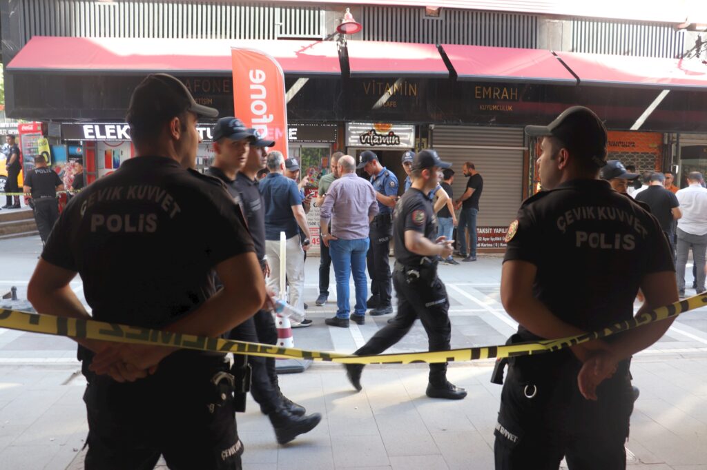 Malatya’da alacak-verecek meselesi nedeniyle çıkan kavga olayında 2 kişi öldü, 2’si ağır toplam 5 kişi yaralandı.