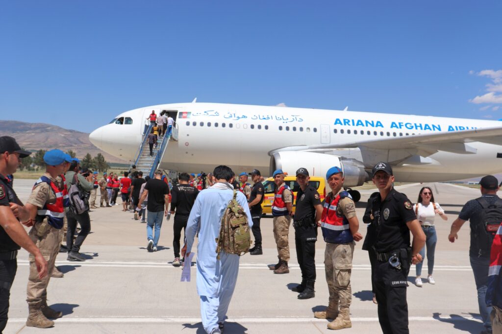 Son 3 gün içerisinde Malatya İl Göç İdaresi Müdürlüğü koordinesinde gerçekleştirilen 5 Charter seferle 1.135 Afganistan uyruklu düzensiz göçmenin Türkiye’den çıkışı sağlandı.