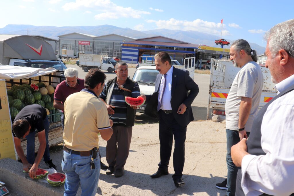 Malatya Esnaf ve Sanatkarlar Odaları Birliği (MESOB) Başkanı Şevket Keskin, Kurban Bayramı öncesi Malatya Canlı Hayvan Pazarında besici esnaflar ile üreticileri ziyaret ederek, burada vatandaşlara, “Kurbanlıklarınızı marketlerden değil, bu ülkenin gerçek üreticisi olan köylüden ve hayvan yetiştiricisinden alın” çağrısında bulundu.