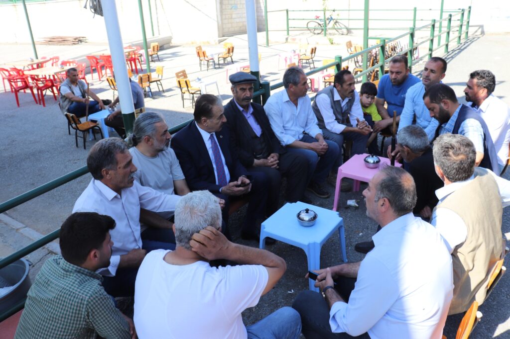 Malatya Esnaf ve Sanatkarlar Odaları Birliği (MESOB) Başkanı Şevket Keskin, Kurban Bayramı öncesi Malatya Canlı Hayvan Pazarında besici esnaflar ile üreticileri ziyaret ederek, burada vatandaşlara, “Kurbanlıklarınızı marketlerden değil, bu ülkenin gerçek üreticisi olan köylüden ve hayvan yetiştiricisinden alın” çağrısında bulundu.