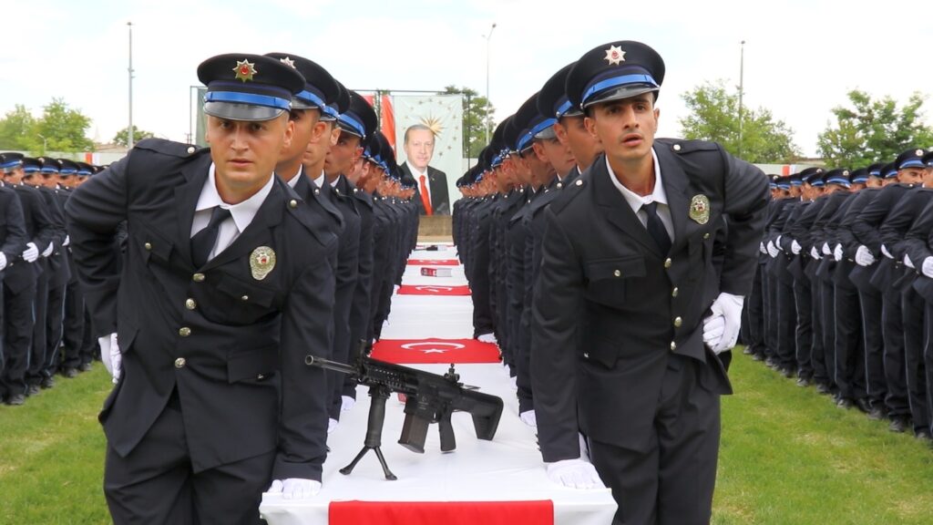 Malatya Polis Meslek Eğitim Merkezinde (POMEM) 381 polisi adayı için mezuniyet töreni düzenlendi.