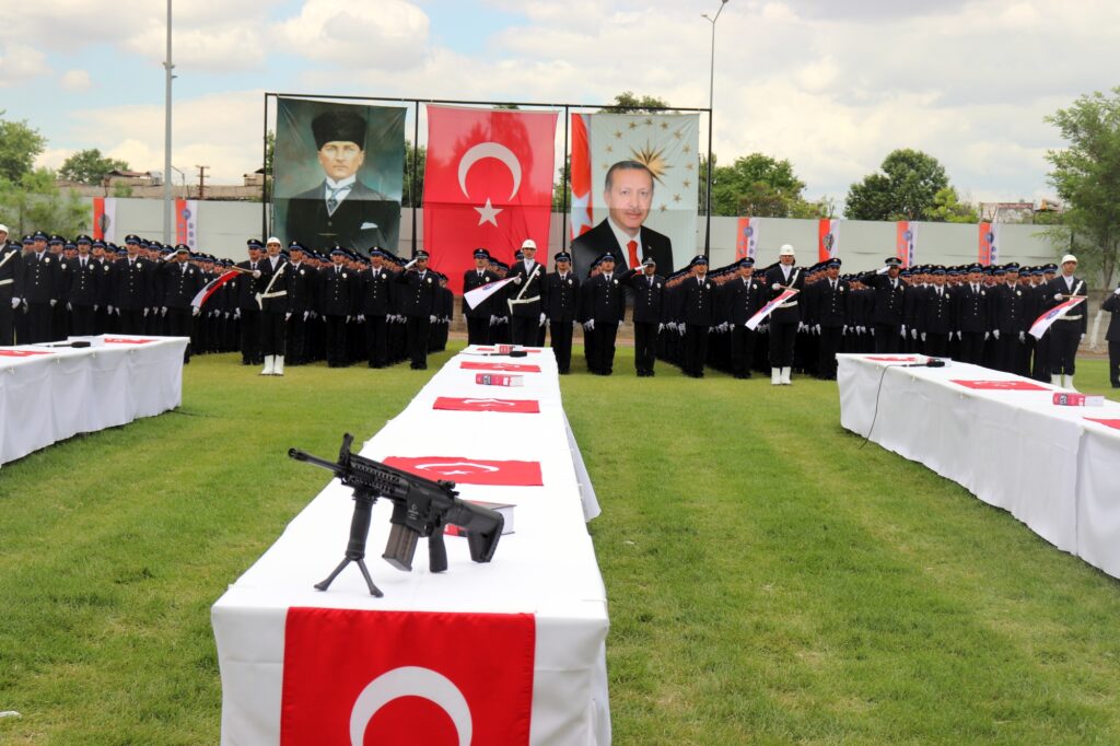 Malatya Polis Meslek Eğitim Merkezinde (POMEM) 381 polisi adayı için mezuniyet töreni düzenlendi.