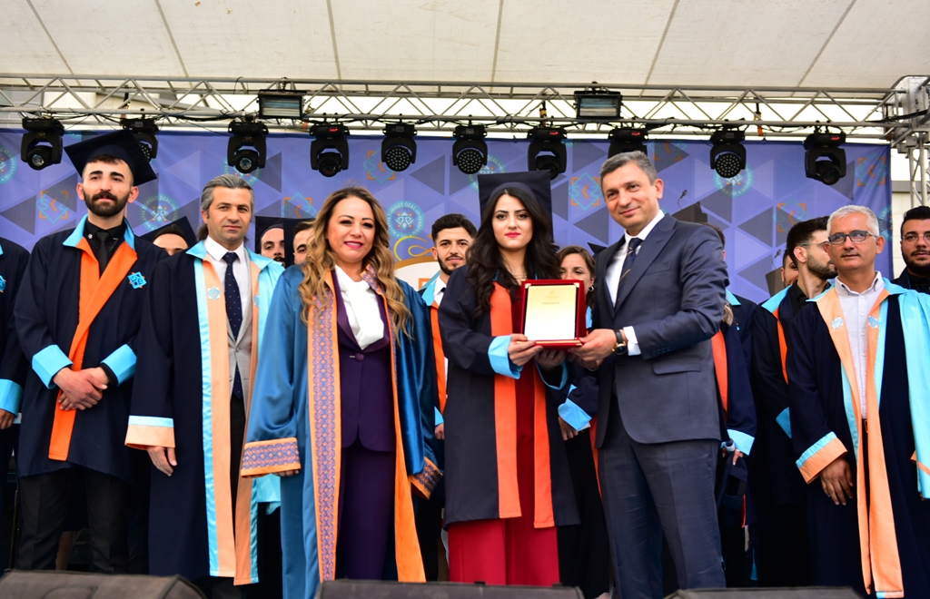 Malatya Turgut Özal Üniversitesi (MTÜ) 2021-2022 akademik yılı 4. mezuniyet töreni düzenlendi. Mezuniyet töreninde 3.5 yıllık görev süresinin en az 3 yılını Ankara’da geçiren ve sadece üniversitedeki tören ve programlara katılmak için gelen ve katıldıktan sonra geri dönen Rektör Aysun Bay Karabulut’ta hazır bulundu.