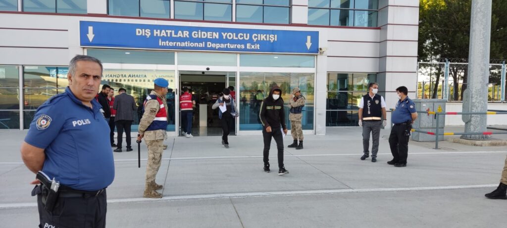 Malatya’dan yapılan Charter seferle gençlerden oluşan 107 Afganistan uyruklu düzeniz göçmen sınır dışı edildi.